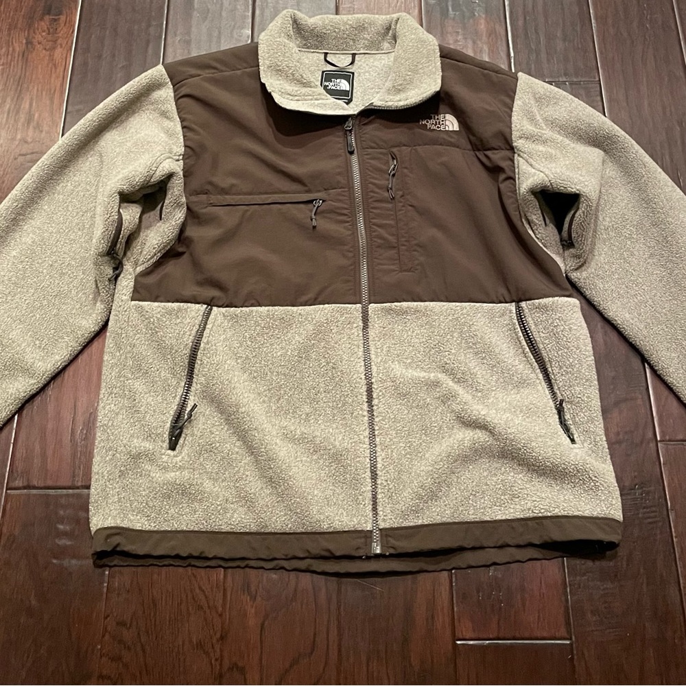 Men’s NorthFace Jacket. Size L. Excellent Condition. Smoke & Pet Free Home.